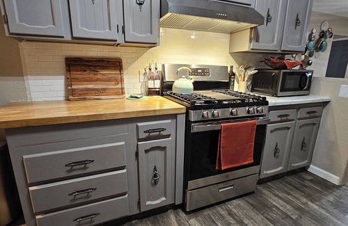 Visalia Casa | Little House on Water