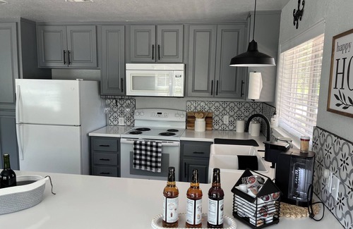 Streetman Casa | Little House, pickleball, donkeys, exercise, trails,