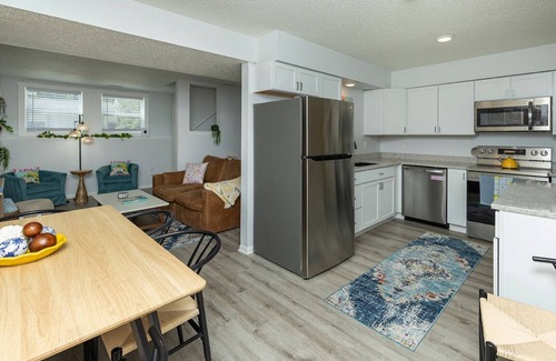 Des Moines Casa | Welcome to Taylors Version- A 2/1 DSM Swiftie Retreat w/Hidden Reading Nook!