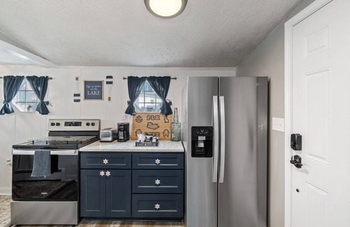 Portage Lakes Cabaña | Little Lakefront Getaway on PLX