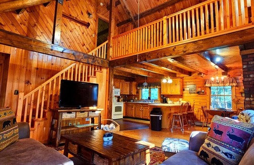 Beaver Cove Cabina | Little Moose Lodge - 5 minute walk to Moosehead Lake