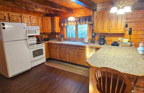 Beaver Cove Cabina | Little Moose Lodge - 5 minute walk to Moosehead Lake