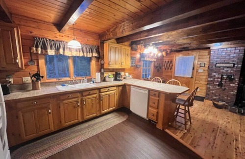 Beaver Cove Cabina | Little Moose Lodge - 5 minute walk to Moosehead Lake
