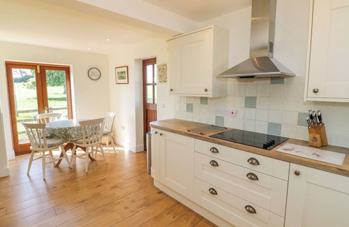 Upton Snodsbury Cabaña | LITTLE OWL BARN, family friendly, with open fire in Upton Snodsbury