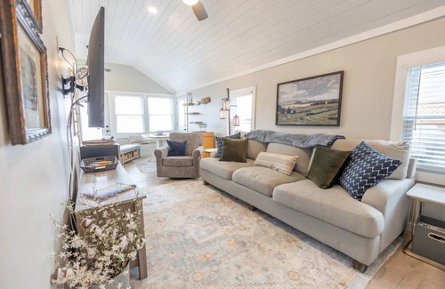 Honor Cabaña | Little Platte Lake Cottage - Lakefront w/ Kayaks! Near Sleeping Bear Dunes
