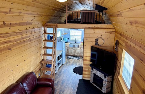Duck Creek Village Cabina | Little Red Cabin with WiFi in Duck Creek Village