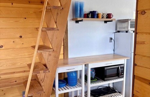 Duck Creek Village Cabina | Little Red Cabin with WiFi in Duck Creek Village