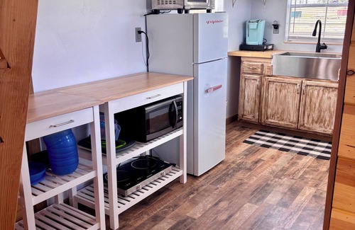 Duck Creek Village Cabina | Little Red Cabin with WiFi in Duck Creek Village