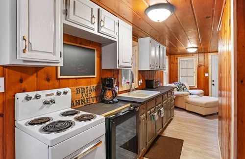 Carp Lake Cabina | Little Red - Charming and Close to Mackinac Island Ferry