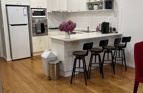Bendigo Casa | Little Red Cheerful 4 bed Home CBD Bendigo