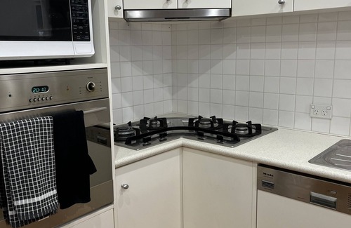 Bendigo Casa | Little Red Cheerful 4 bed Home CBD Bendigo