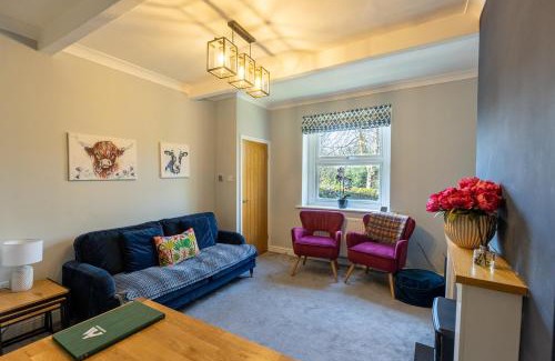 Ogden Casa | LITTLE RED HOLIDAY HOME - 2 Bed House with Free Parking within West Yorkshire, local access to the Peak District