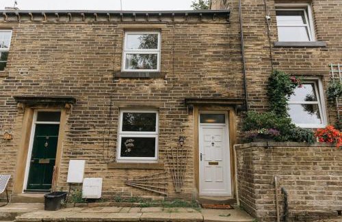 Ogden Casa | LITTLE RED HOLIDAY HOME - 2 Bed House with Free Parking within West Yorkshire, local access to the Peak District