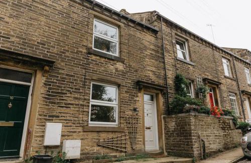 Ogden Casa | LITTLE RED HOLIDAY HOME - 2 Bed House with Free Parking within West Yorkshire, local access to the Peak District