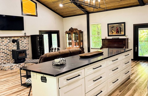 De Queen Cabina | Little River Retreat~ Peaceful Countryside Getaway