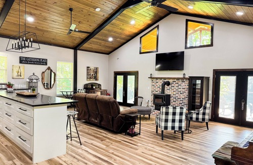 De Queen Cabina | Little River Retreat~ Peaceful Countryside Getaway