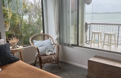 Mannering Park Casa | Little's Lakehouse Absolute Waterfront