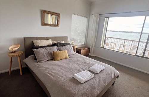 Mannering Park Casa | Little's Lakehouse Absolute Waterfront