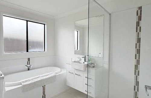 Pimpama Casa | Little Santorini Retreat - Family Home near Theme Parks