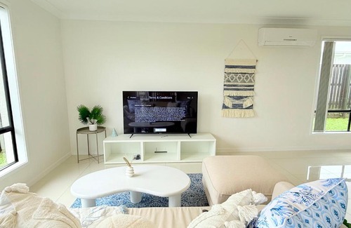 Pimpama Casa | Little Santorini Retreat - Family Home near Theme Parks