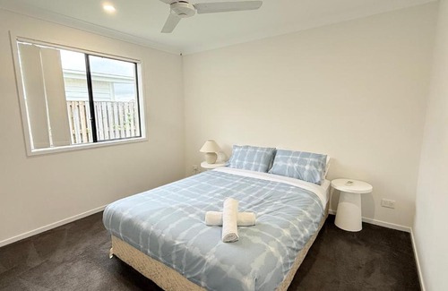 Pimpama Casa | Little Santorini Retreat - Family Home near Theme Parks