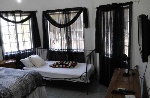 Runaway Bay Casa | Little Savoy Guest House