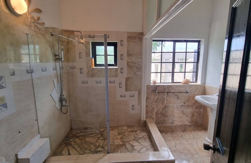 Runaway Bay Casa | Little Savoy Guest House