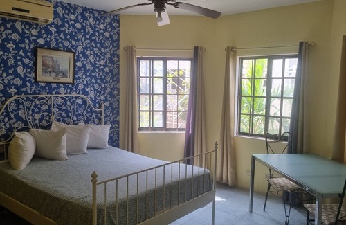 Runaway Bay Casa | Little Savoy Guest House