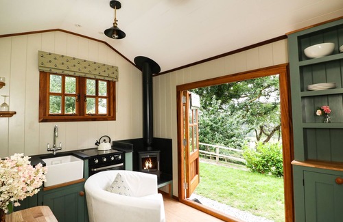 Umberleigh Cabaña | LITTLE SILVER PHEASANT, romantic, with hot tub in High Bickington