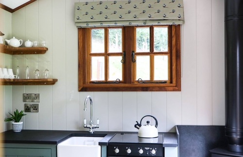 Umberleigh Cabaña | LITTLE SILVER PHEASANT, romantic, with hot tub in High Bickington