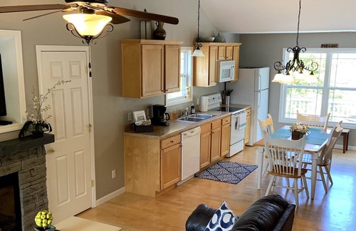 Taylorsville Cabaña | Little Slice of Heaven Cottage-Stunnig View and Hot Tub