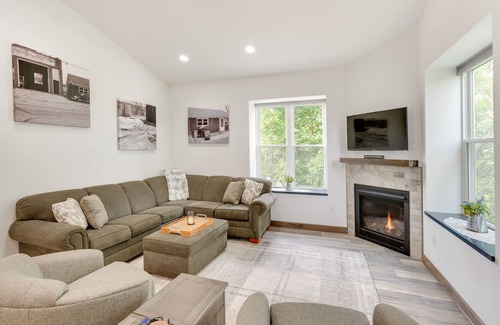 New Glarus Casa | 'Little Swiss Quack's Nest' w/ View in New Glarus!