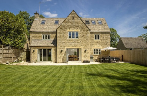 Bourton-on-the-Hill Cabaña | Little Tithe, Set back from the road at the end of a private gated gravel driveway