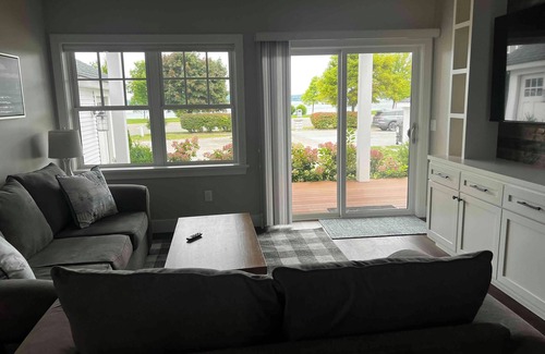 Petoskey Condominio | Little Traverse Bay Getaway