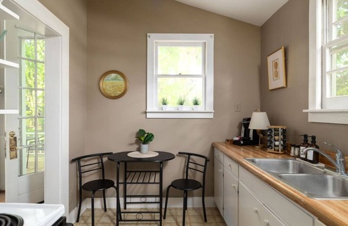 Old Irving Park Casa | Little White House Studio w/ Full Kitchen