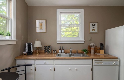Old Irving Park Casa | Little White House Studio w/ Full Kitchen