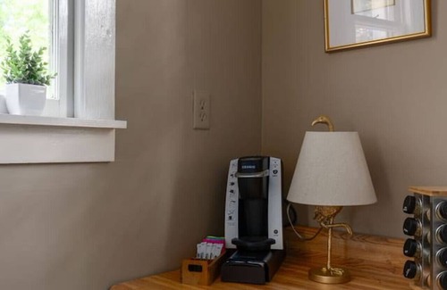 Old Irving Park Casa | Little White House Studio w/ Full Kitchen