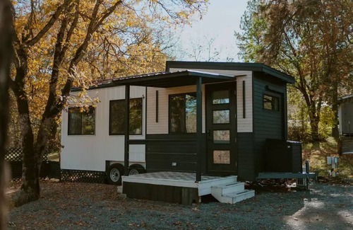 Central Point Apartamento | Little Wolf Tiny Home cozy, pet friendly, secluded
