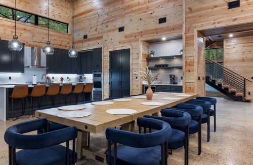 Hochatown Cabina | Liv n Love, Pickleball/Basketball, 2 Game Rooms, 2 Hot Tubs, Desk, Slide