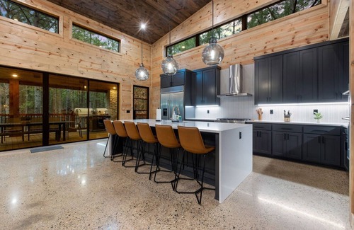 Hochatown Cabina | Liv n Love, Pickleball/Basketball, 2 Game Rooms, 2 Hot Tubs, Desk, Slide