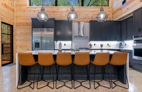 Hochatown Cabina | Liv n Love, Pickleball/Basketball, 2 Game Rooms, 2 Hot Tubs, Desk, Slide