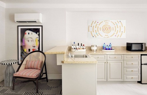 Tri-West Apartamento | Live Comfortably: Full Kitchen Suite in West Hollywood