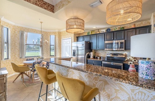 Naples Condominio | Live in Paradise with Golf, Tennis, Gym, Pools + More!