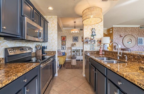 Naples Condominio | Live in Paradise with Golf, Tennis, Gym, Pools + More!