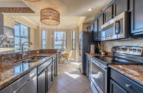 Naples Condominio | Live in Paradise with Golf, Tennis, Gym, Pools + More!