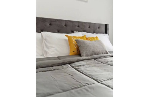 Pickering Casa | Live Lavishly: Modern 2B/2B + Office, 5G, Parking