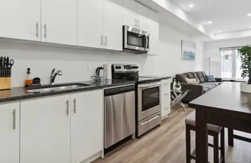 Pickering Casa | Live Lavishly: Modern 2B/2B + Office, 5G, Parking