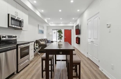 Pickering Casa | Live Lavishly: Modern 2B/2B + Office, 5G, Parking