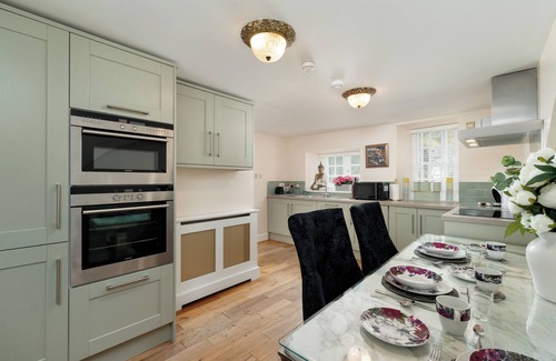 Longcroft Casa | Live like a King /Queen In The City (near Edinburgh Airport)