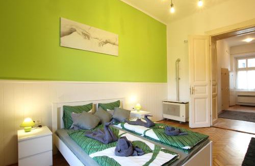 Csarnok negyed Apartamento | Live like a Local in an old Historic House